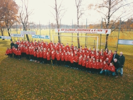 Jugend mit Trainingsanzügen ausgestattet