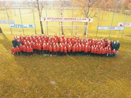 Jugend mit Trainingsanzügen ausgestattet