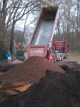Firma Lentfort bringt Sand und Schotter