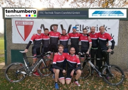 Triathleten in Radtrikots